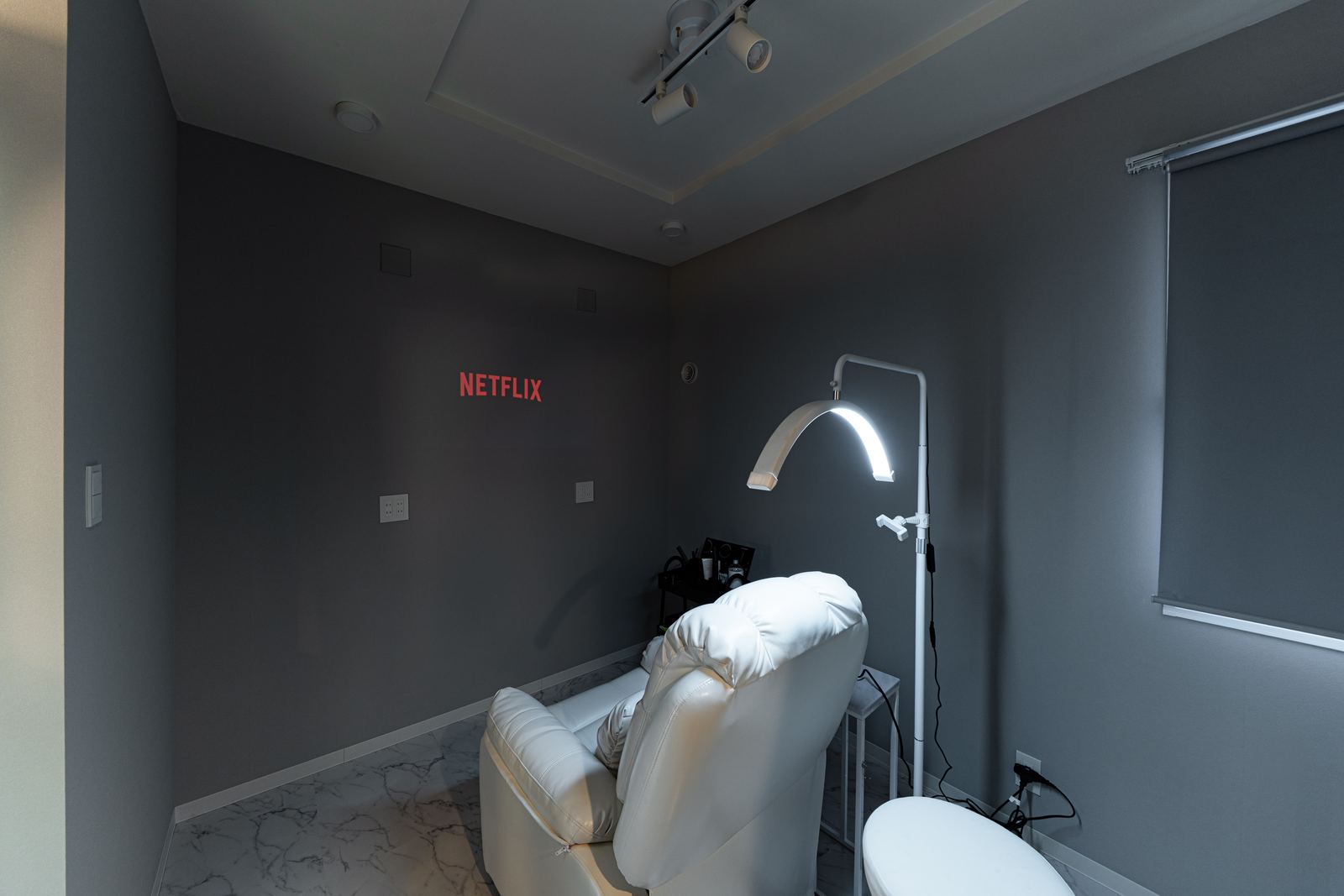 DOT. THE SCALP STUDIO 施術室（映画鑑賞）