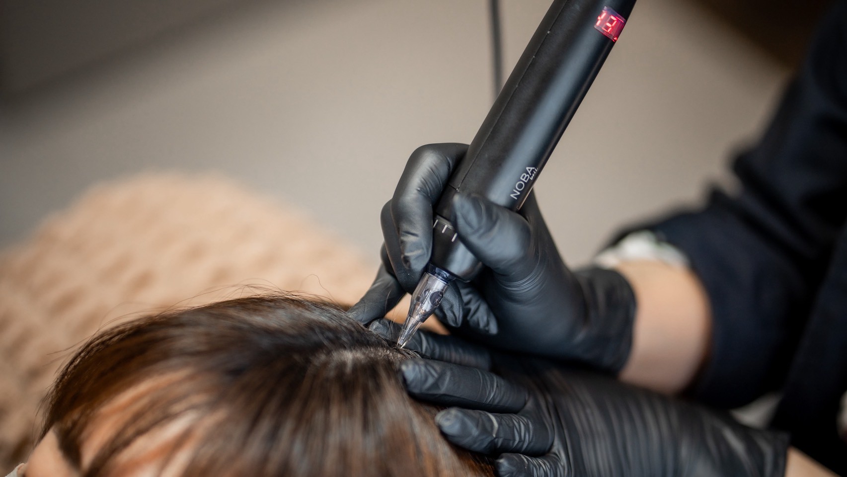 DOT. THE SCALP STUDIO でのヘアタトゥー施術の様子